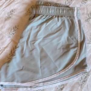 nike tempo short light grey L